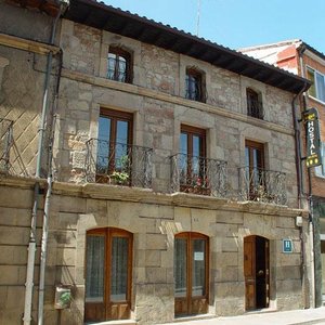 FACHADA HOSTAL LAS NUBES