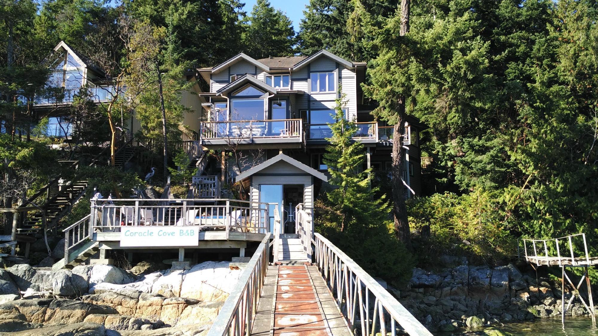 CORACLE COVE WATERFRONT SUITE - Prices & B&B Reviews (Sechelt, Sunshine ...