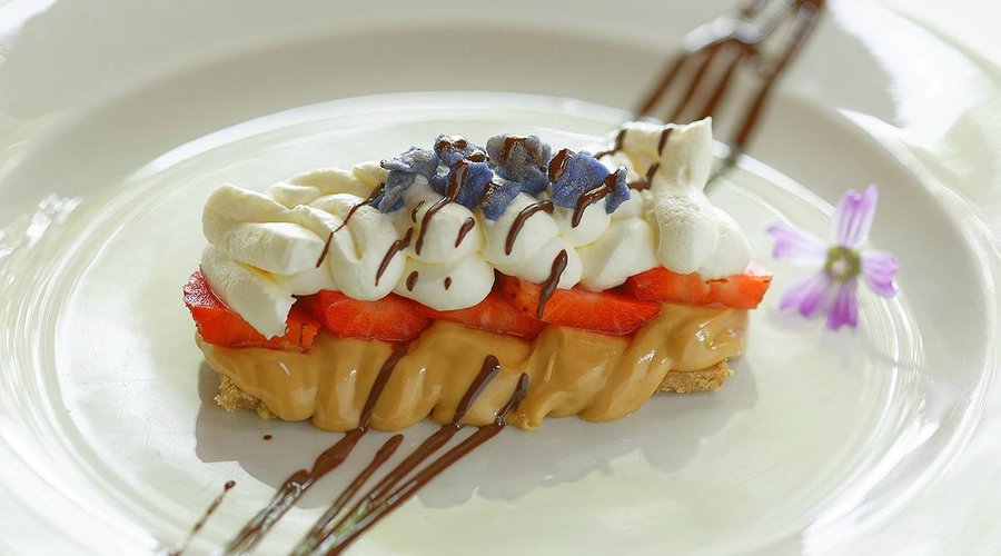 deseo de praline con fresones y nata con cristales de violeta
