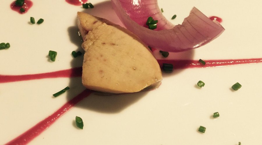 Foie atemperado con remolacha y cebolla confitada