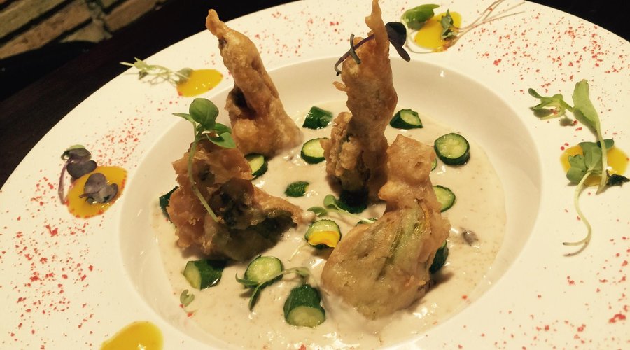 Flor de calabacín baby en tempura y crema de champiñones