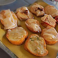 Degustazione di lardo sui crostini caldi