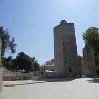 la torre vista dalla piazzetta sottostante