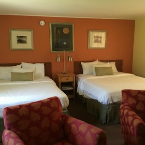 Four Winds Country Motel in Manchester, image may contain: Furniture, Bed, Bedroom, Painting
