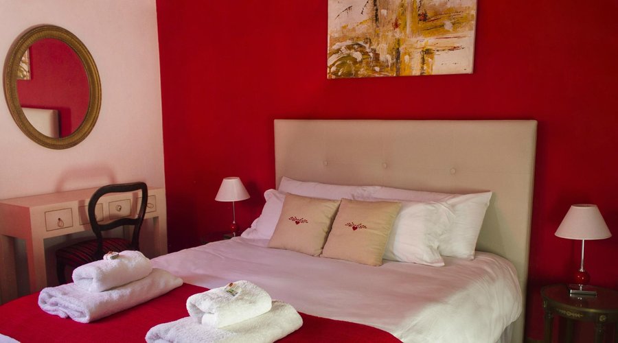 Red Suite (x-queen sized bed)