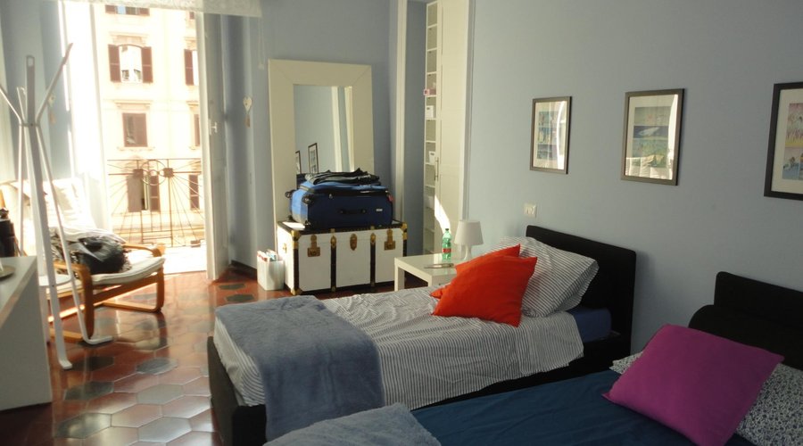 O quarto: claro, limpo e agradável.