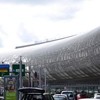 Stacja kolejki Sky Train przy terminalu lotniska