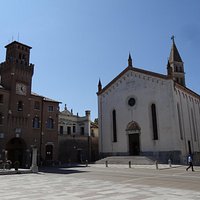 Duomo San Giovanni Battista mit Torturm links