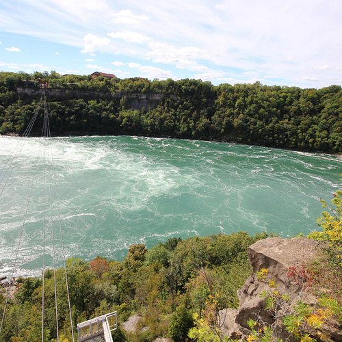🚨 5 things to do in Niagara Falls 🚨 @niagarafallstourismcanada 1.  @winterfestivaloflights (free activity all over Niagara parks)