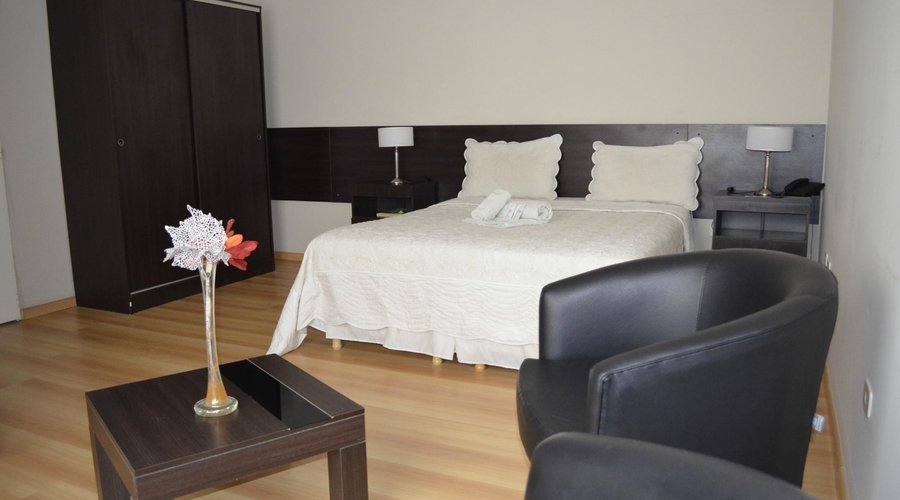 Habitación con sillones
