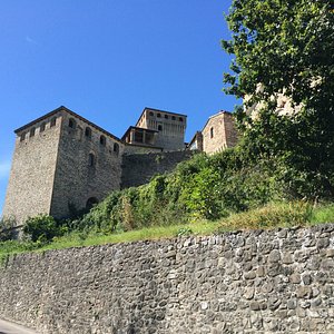 Il castello e l'ingresso al borgo