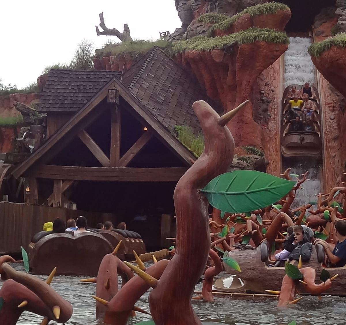 Splash mountain перевод. Тематический парк "Мэджик кингдом". Splash Mountain Disneyland. Disney Contemporary Resort. Tiki Village Cultural Center.