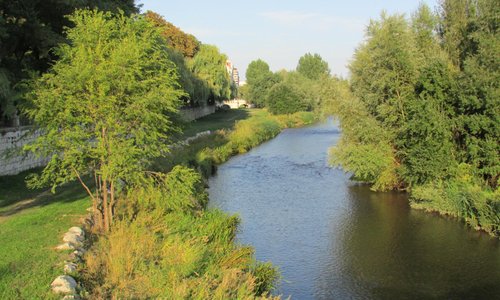 Rio Alarzon al lado del Paseo del Espolon