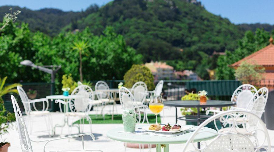 Esplanada com vista para a Serra de Sintra