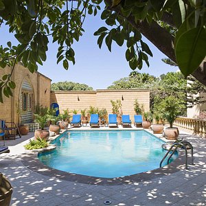 la piscine de la Villa quieta avec ses petits coins à l'ombre si le soleil est trop fort...