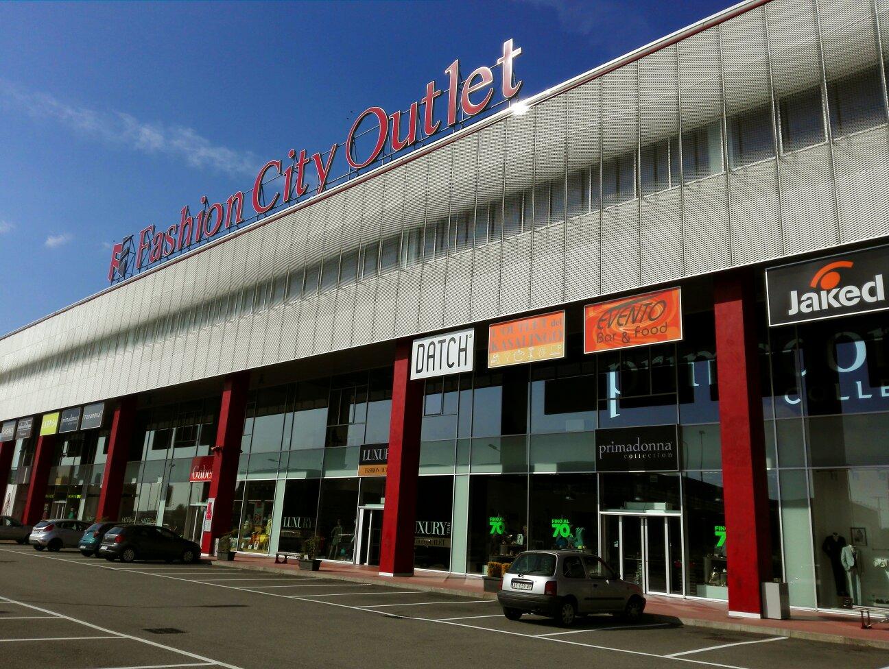 Milano hotsell fashion outlet