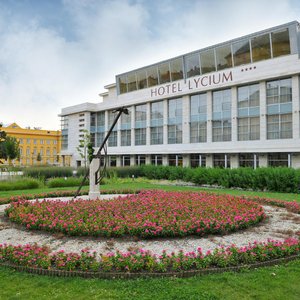 Hotel Lycium in Debrecen, image may contain: Indoors, Restaurant, Plant, Hall