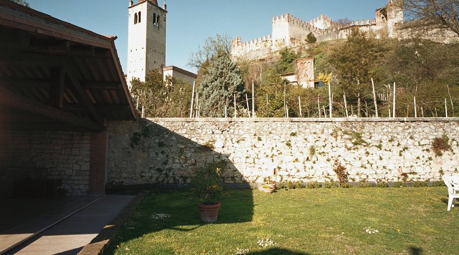 Giardino con visuale sul Castello di Soave