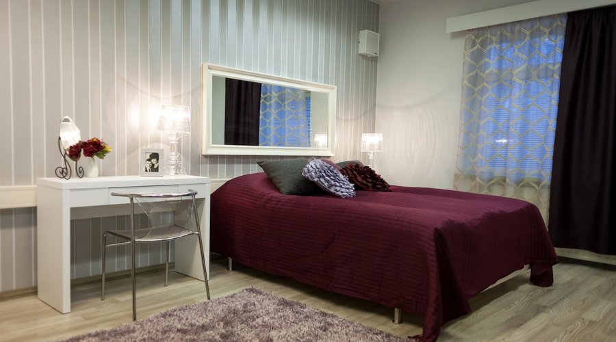 Lauri is the more "suite-like" Yömyssy apartment. It has glamour, sparkles and brilliant colours