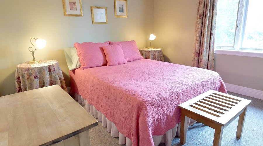 Double bed, garden view