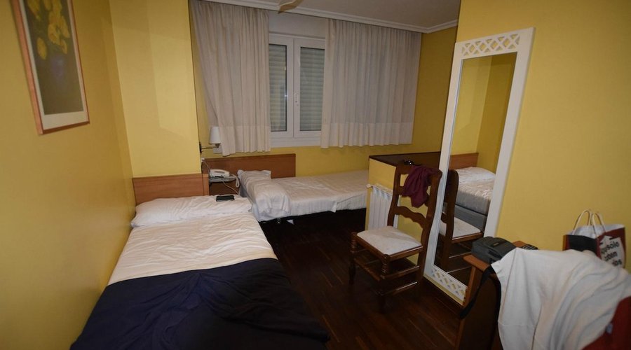 Panorámica de la habitación desde la puerta