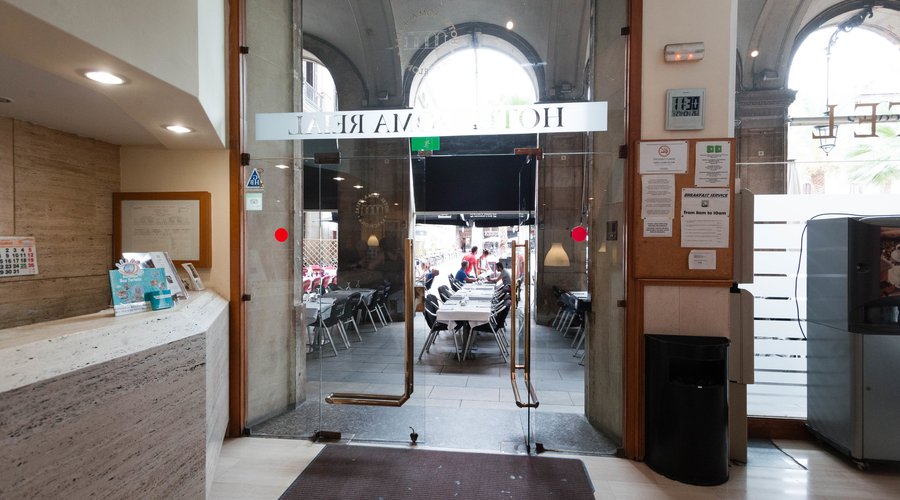Entrance at the Roma Reial Hotel
