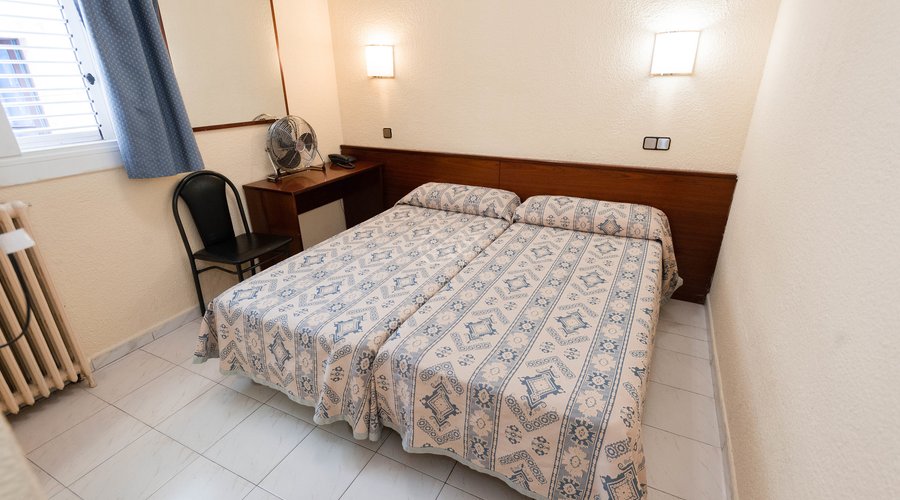 The Twin Room at the Roma Reial Hotel