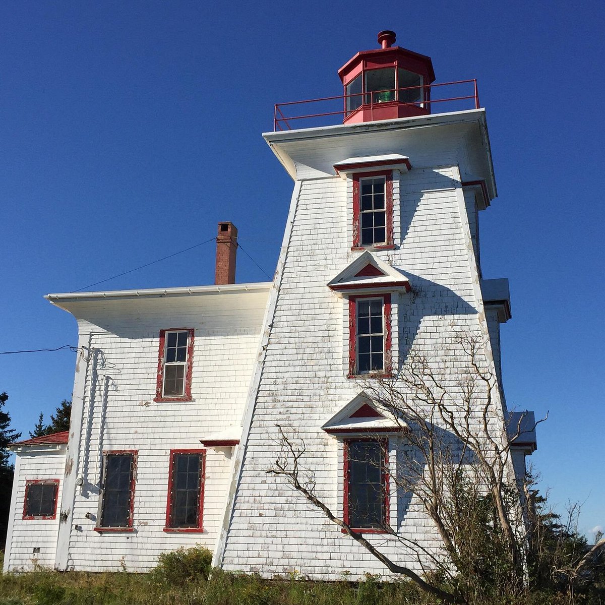 Маяк 27. Braddock point Lighthouse отель. Отель на острове с маяком. Маяк Рокки Пойнт реальное место. Rocky point Lighthouse Canada.