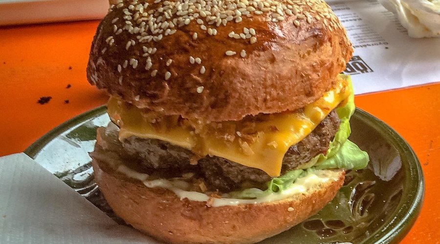 Beef Hamburger (200 g meet) with cheese