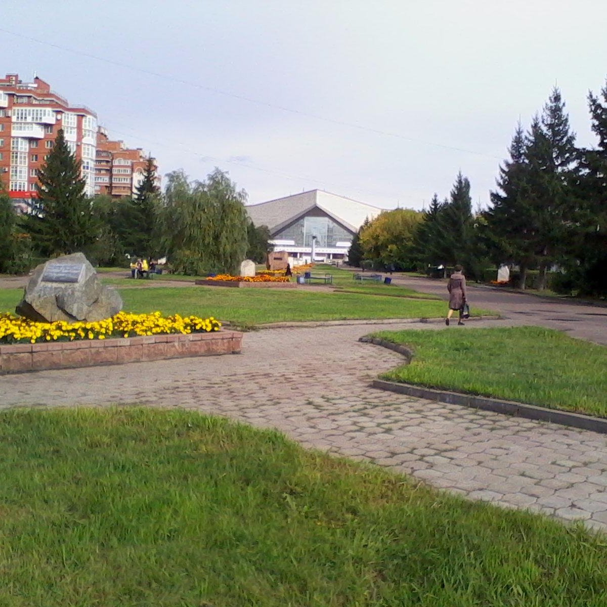 Бульвары омска. Бульвар Мартынова Омск. Аллея в Омске бульвар. Бульвар Мартынова в Омске камень. Бульвар Мартынова 17 Омск.