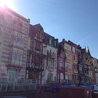 Façades colorées et plages de galets!