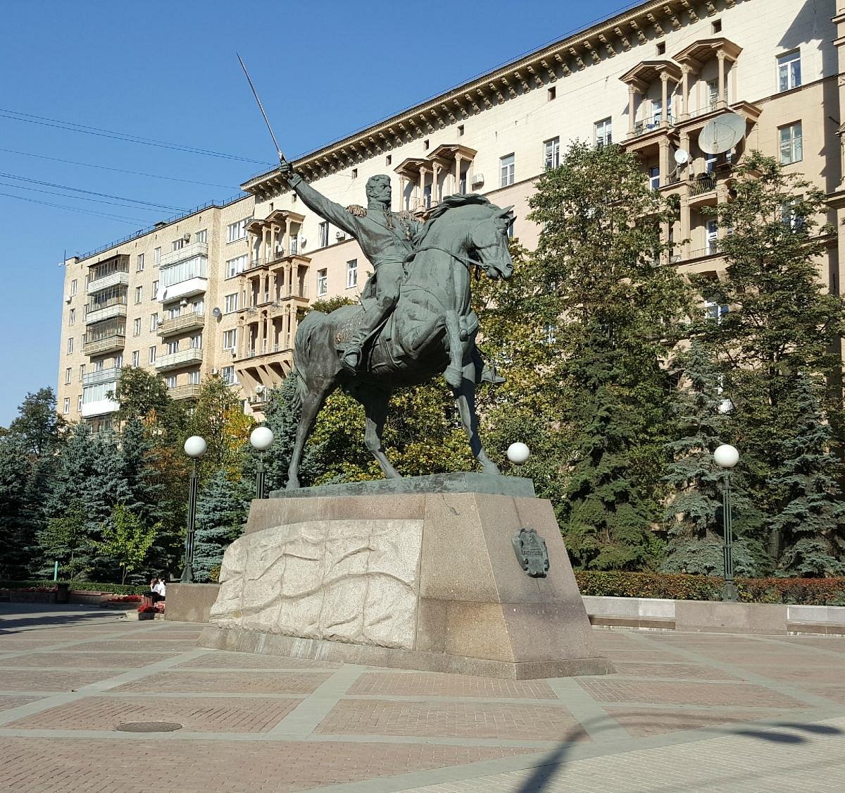 Памятник полководца в москве. Памятник Багратиону на Кутузовском проспекте. Памятник Петру Ивановичу Багратиону на Кутузовском проспекте Москвы. Памятник Петру Ивановичу Багратиону. Багратион полководец памятник.