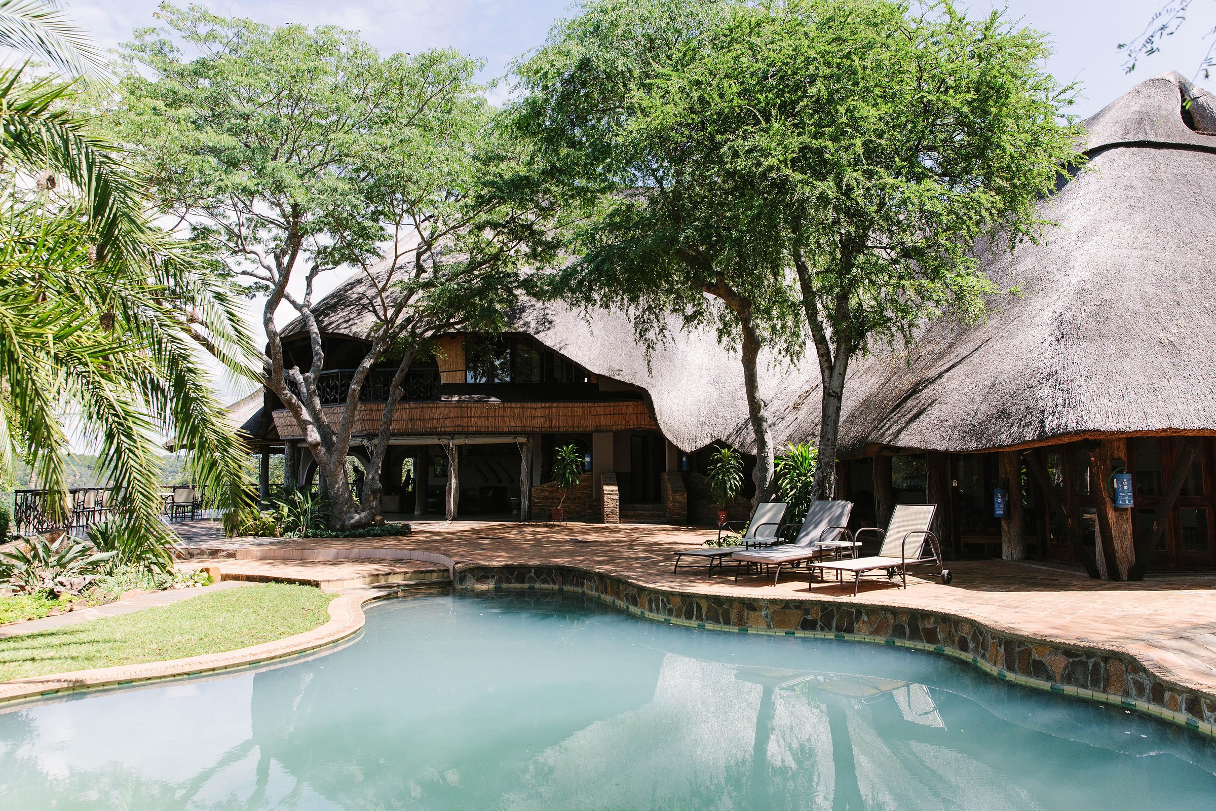 safari lodge hotel zimbabwe