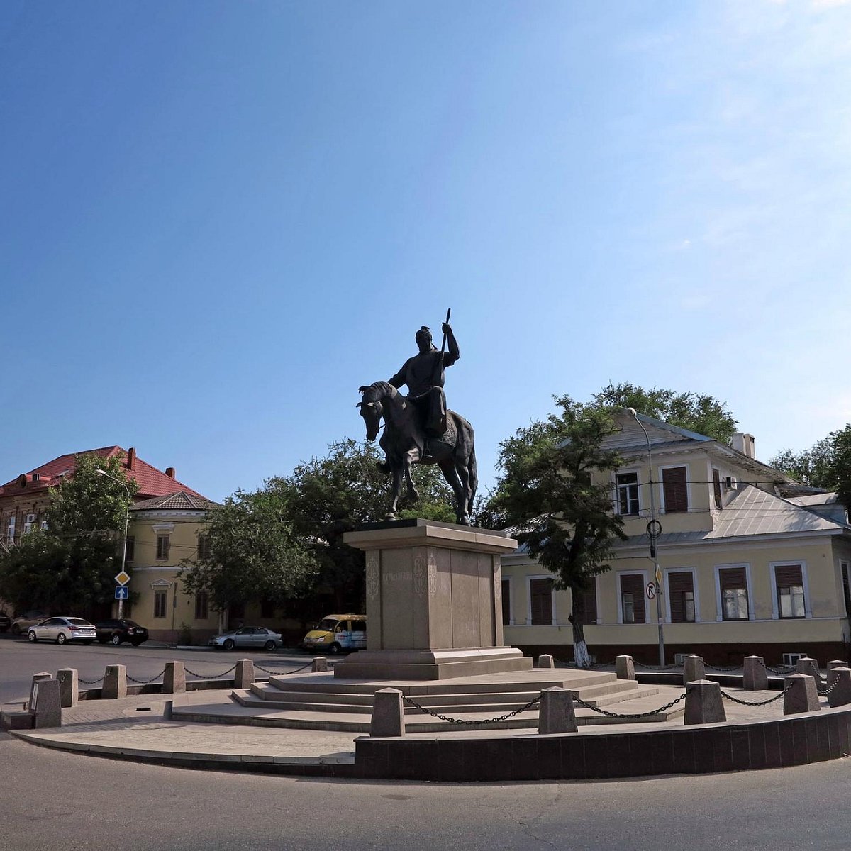 Памятник курмангазы. Астрахань памятник Курмангазы Сагырбаеву. Памятник Курмангазы Астрахань. Музей Курмангазы Астрахань. Мавзолей Курмангазы.