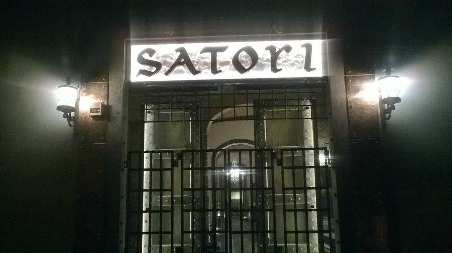 insegna e cancello esterno