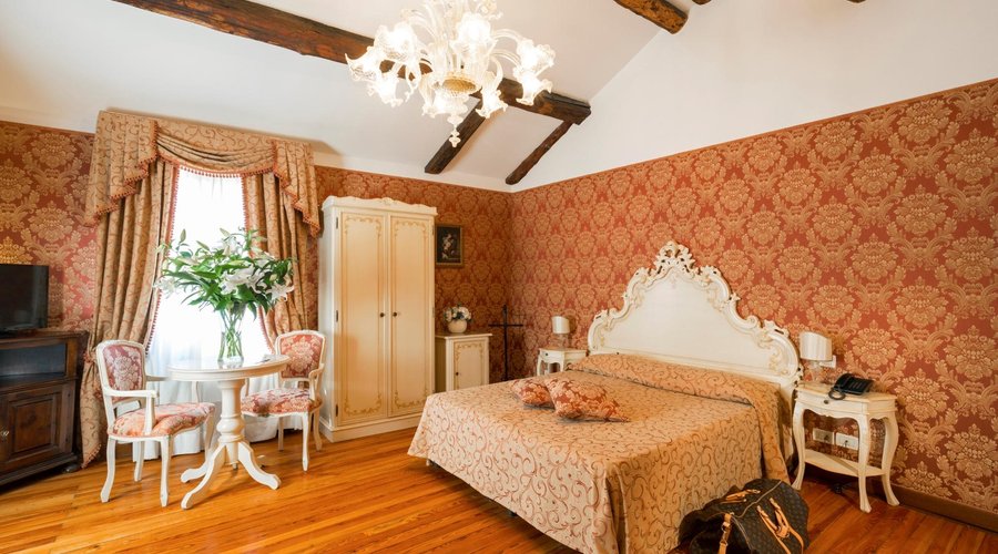 ATTIC JUNIOR SUITE