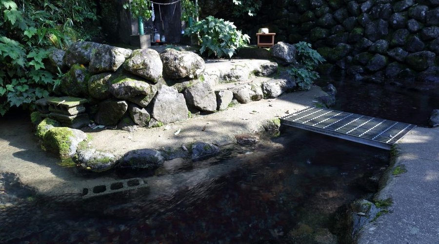 すぐ近くに「長命水」という湧水もあります