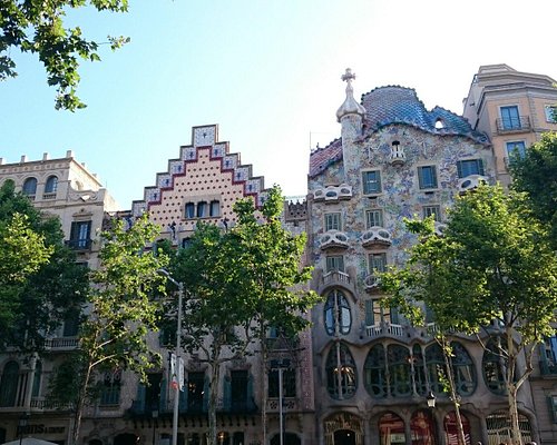 Passeig de Gràcia, Barcelona's most elegant boulevard