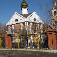 Парковка возле храма Гребневской Иконы замусорена