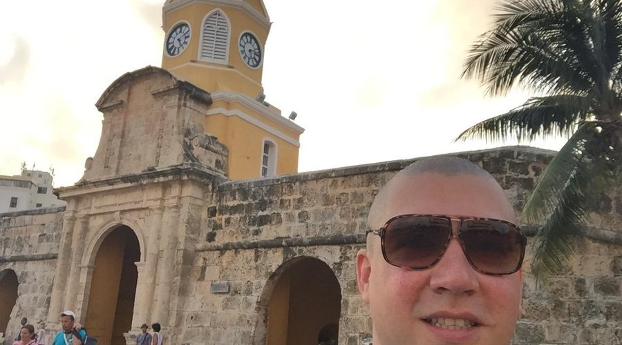Mi primer día en Cartagena y la entrada a la ciudad con la torre del reloj
