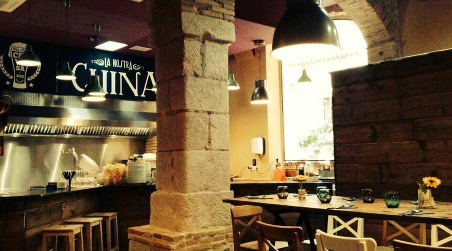 Otra vista de la barra y de la cocina abierta