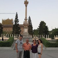 Con mi esposa y dos amigos delante del monumento a la Virgen del Triunfo.