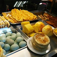 チェーン店で、フフホトで何軒か見かけました。
朝食にピータンのお粥と豆腐を食べ、豆乳を飲みました。
豆腐は店内で手作りしていて、温かく、味の濃いめのタレがかかっていました。
店内もキレイでとて