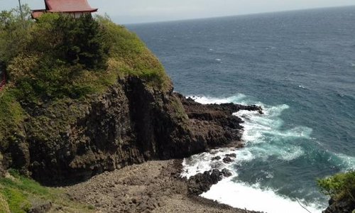 この海岸に降りて行った人も
