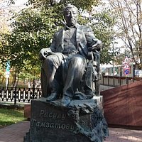 Памятник Расулу Гамзатову