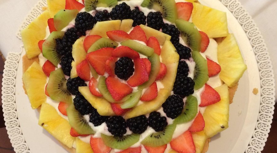 Fruchttorte mit frischen Früchten
