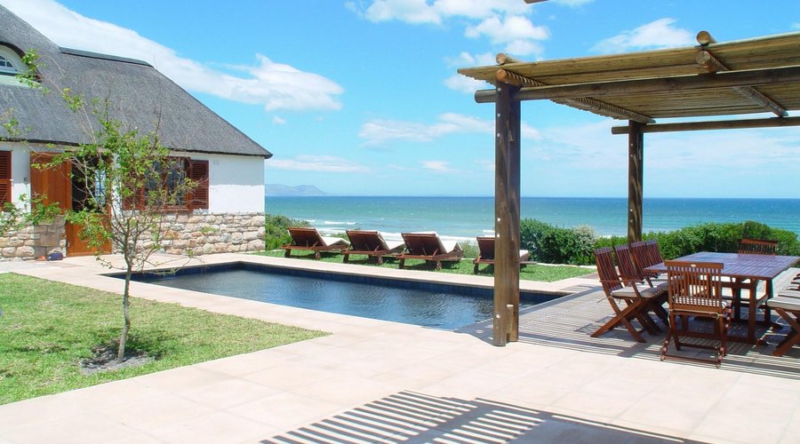Pool and jacuzzi area