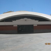 市場にしてはモダンな建物です。