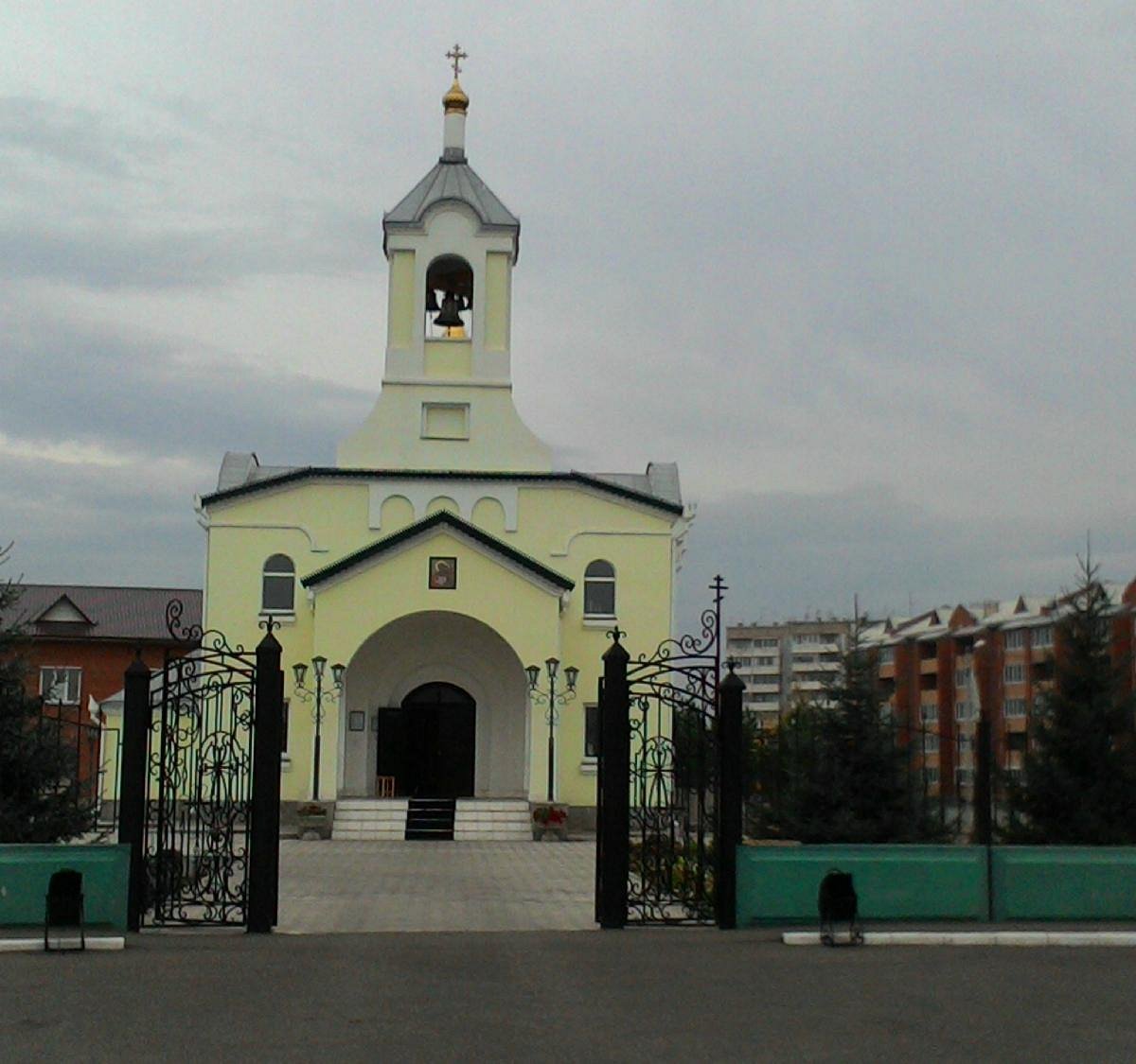 Черногорск. Храм Иоанна Богослова Черногорск. Церковь в Черногорске Хакасия. Арка славы Черногорск. В Черногорске часовня.