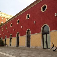 Al primo piano l'ampia sala conferenze